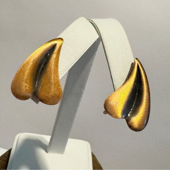 Vintage copper screwback earrings curving upside down heart shaped - Picture 2 of 4